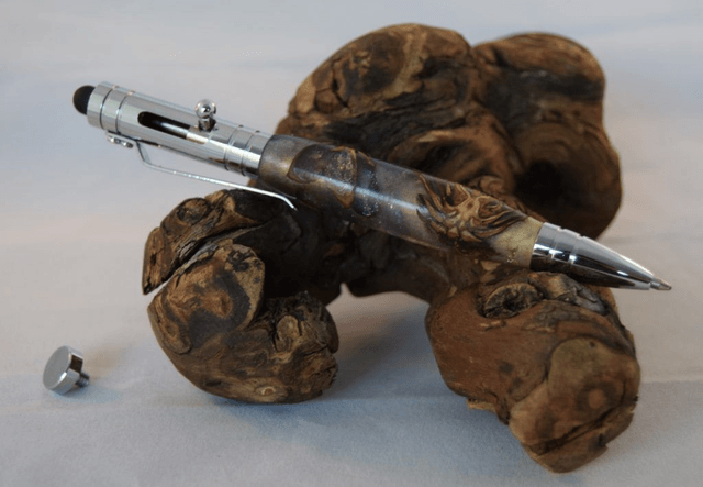 Bolt action pen - Denneappel en hars